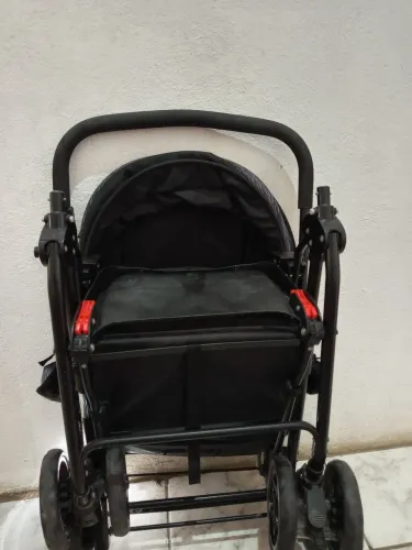Carrinho de bebê e bebê conforto
