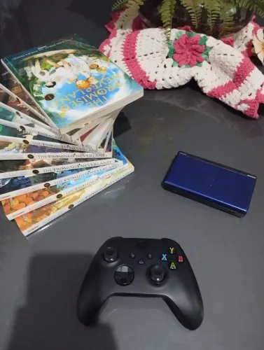 Nintendo DS + Controle Xbox Series (Defeito) + 10 Mangas de The Promised Neverland