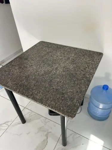 mesa de mármore, quadrada, base de ferro