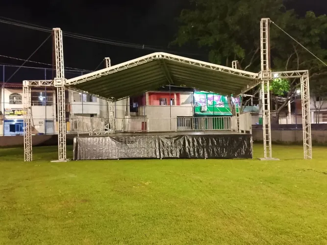 vendo 01 palco, com cobertura em Q25 alumínio tamanho 8x8m 