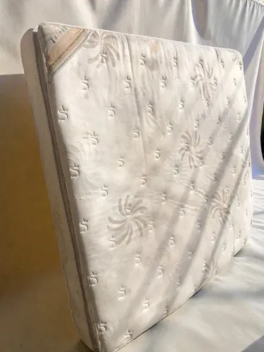 Colchão, 1,80x2,00, branco, em bom estado.