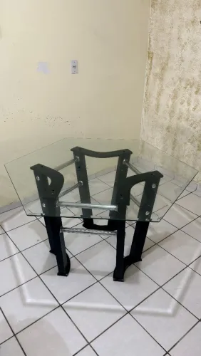 Mesa com Tampo de Vidro sextavado e aparador.