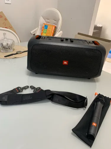 .CAIXA DE SOM JBL PARTHYBOX ON-THE-GO. Acompanha microfone e carregador original