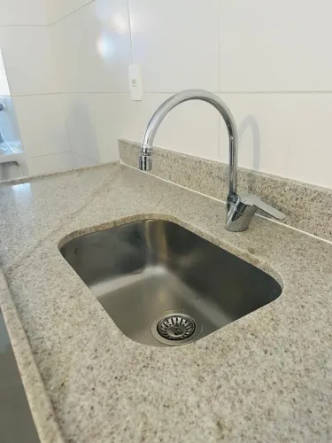 Bancada de granito para cozinha + Cuba Tramontina + torneira inox deca