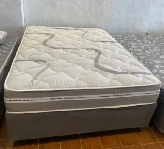 Combo Queen Cama Queen de molas ensacadas  Cabeceira Queen  Protetor impermeável Queen 