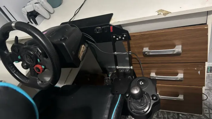 Vende-se volante g29+pedal+câmbio e suporte para todo tipo de mesa com regulagem