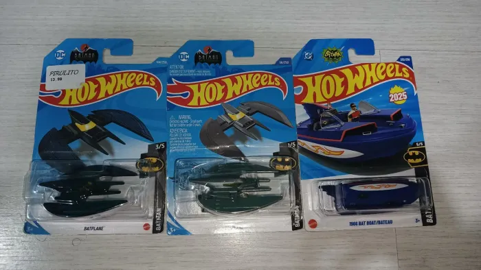 3 Hotwheels do Batman Batplane Preto, Batplane Cinza e Batboat