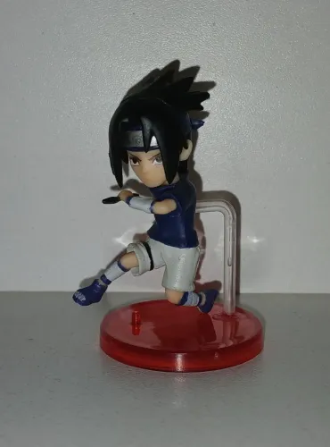 BONECO MINIATURA NARUTO CLASSICO SASUKE UCHIHA CRIANÇA BASE VERMELHA