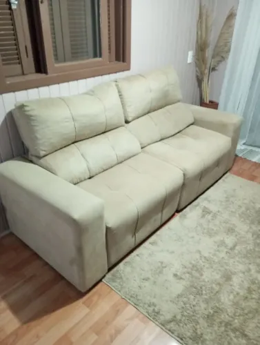 Sofá retrátil, praticamente novo sem marcas de uso. Tamanho 2.15 x 0.88