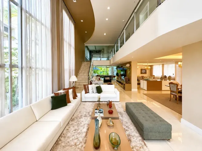 Alphaville 2 | Casa de Alto Padrão | 580 m² | 4 Suítes | Piscina | Energia Solar