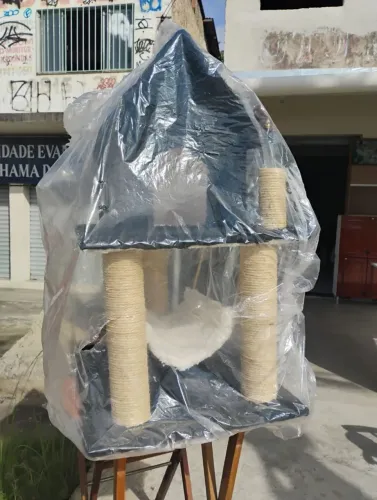 Casinha de gato com arranhador grande 