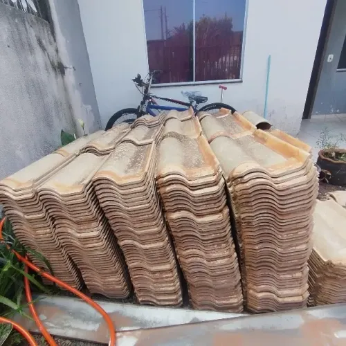 Telhas esmaltadas bege usadas em bom estado