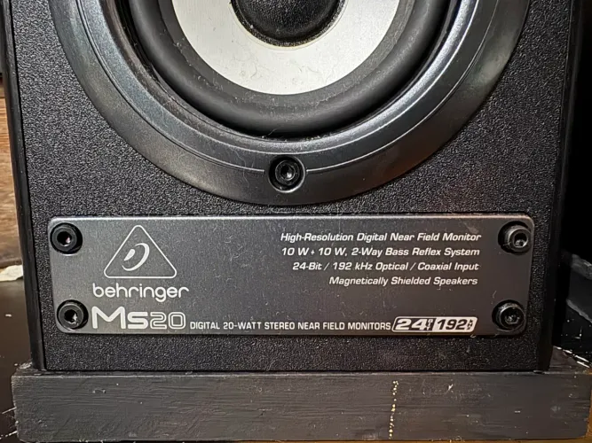 Monitores de referência Behringer