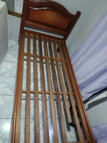 Cama de madeira antiga
