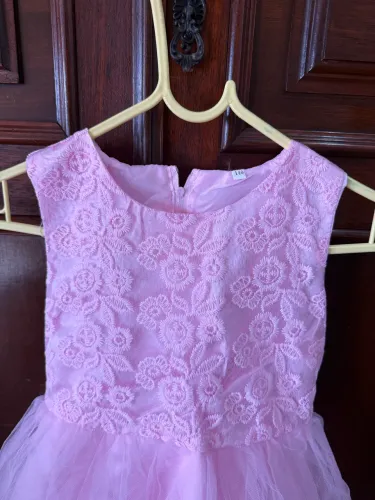 Vestido infantil de festa rosa com renda 