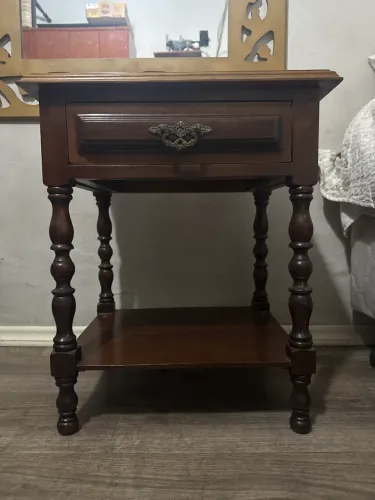 Mesa de cabeceira madeira maciça 