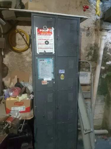 Armário de metal com 8 portas
