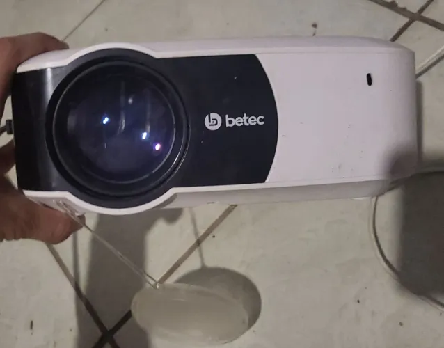 Projetor portátil Betec 