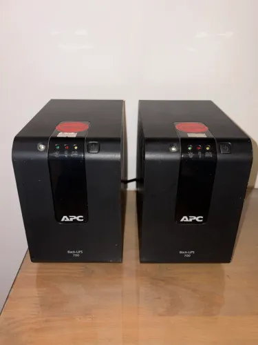 Par de nobreaks APC Back-UPS 700VA - necessitam troca de bateria