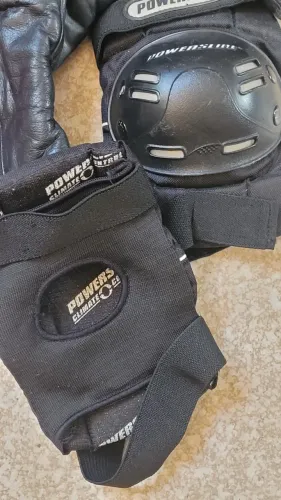 Luvas e joelheiras motociclista + suporte de celular na caixa