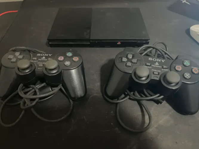 PlayStation 2 com dois controles