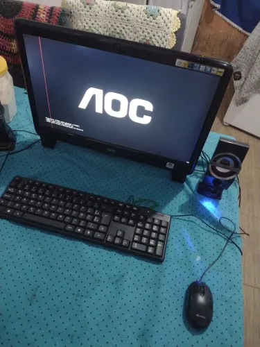 Vendo um computador da marca Aoc nó valor de 375 reais  pra sai logo!!!!