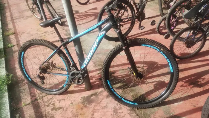 Bicicleta preta, aro 29, ótimo estado 