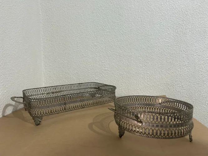 Bandeja de metal rendado com pés 