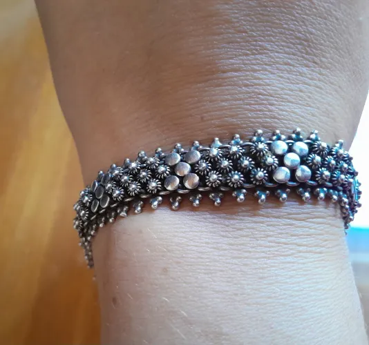 Pulseira prata de bali 3 fileiras, com borda detalhada. Excelente estado de conservação.