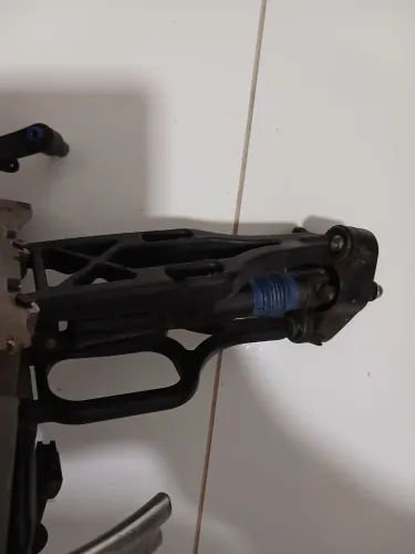 Bandeja de suspensão traxxas t-maxx