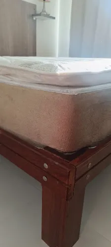 Cama Queen de Madeira Jatobá + Colchão Queen Allflex Intense Premium - R$ 1.800
