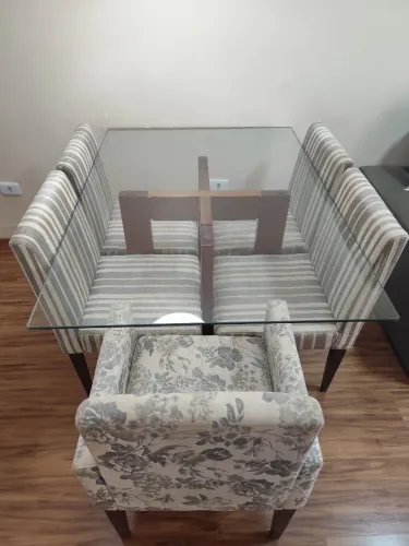 Mesa de vidro e Cadeiras, Madeira maciça.