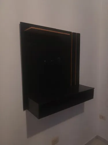 Painel de TV até 32? com Nicho e Prateleira - Rack Suspenso para Sala