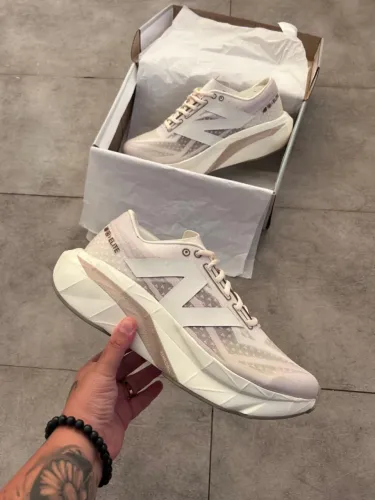 New Balance FuelCell SC Elite v4 Unissex Importado Cor: Off-White - Disponível 34 AO 43