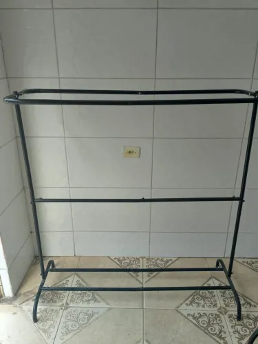 Vende-se 7 manequins e duas arraras