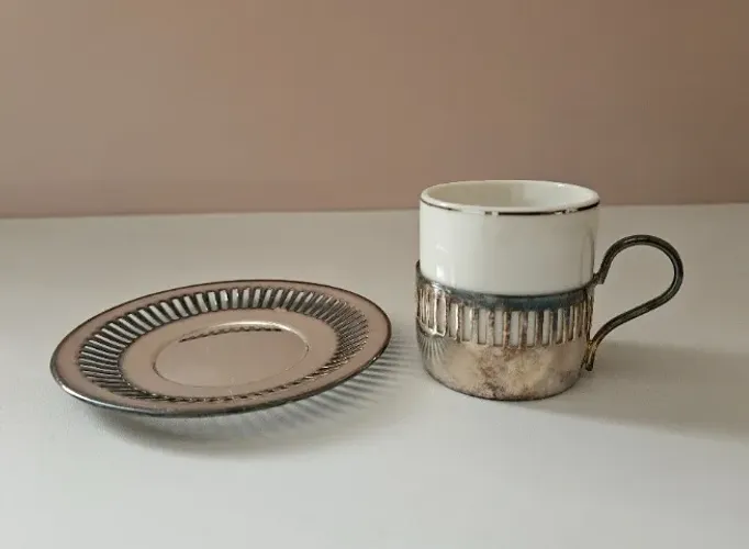 Conjunto de 4 Xícaras de Café em Porcelana com Suportes e 5 Pires de Prata