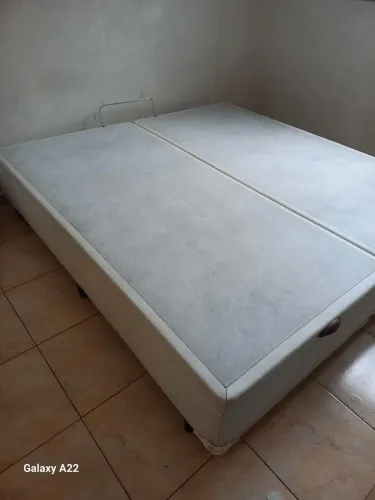 Vende se cama king em corino branco em ótimo estado 2,00x1.95 motivo mudança.