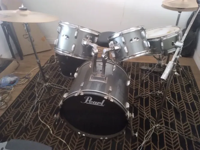 Bateria Pearl Roadshow semi nova.