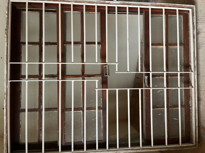 4 Janelas de Madeira com Grades