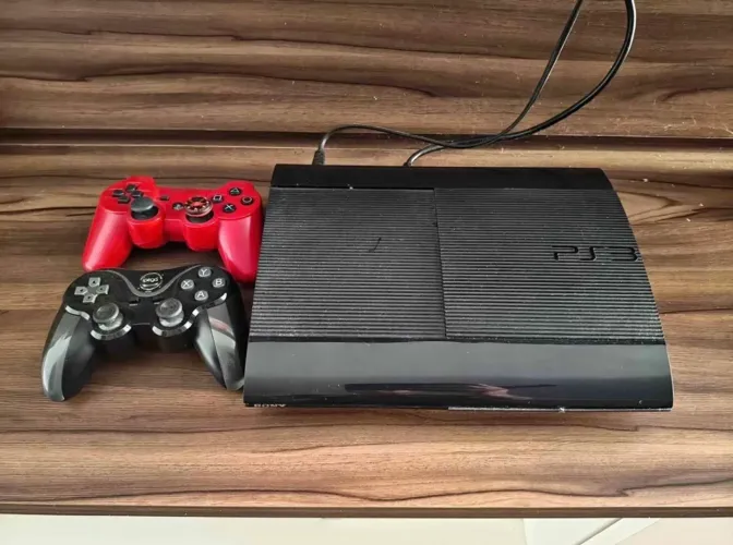 PLAYSTATION 3 com 2 controles e jogos