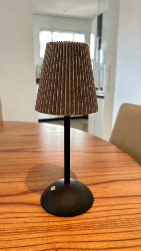 Abajur moderno preto com cúpula plissada. Ótimo estado