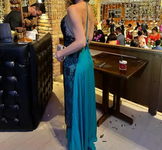 Vestido verde costas nuas com pedras e bordado