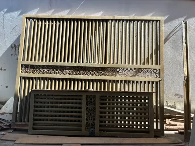 Portão de garagem com entrada social