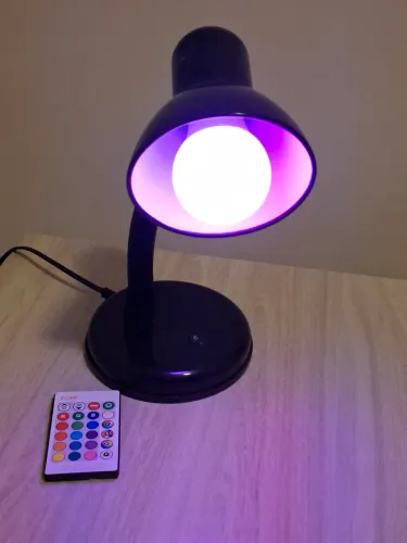 Luminária Kian preta com lâmpada led colorida