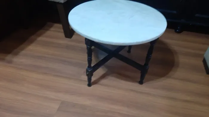 Mesa de centro redonda, tampo em granito