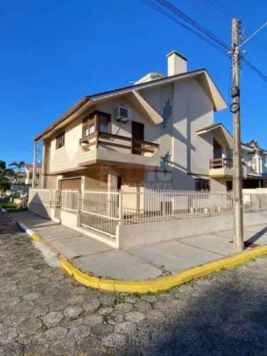 Casa de Esquina com 3 Suítes a 350 Metros do Mar em Balneário Arroio do Silva
