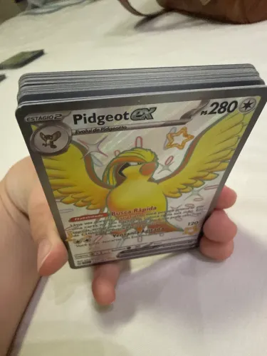 20 cartas Pokémon incluindo uma rara sortida