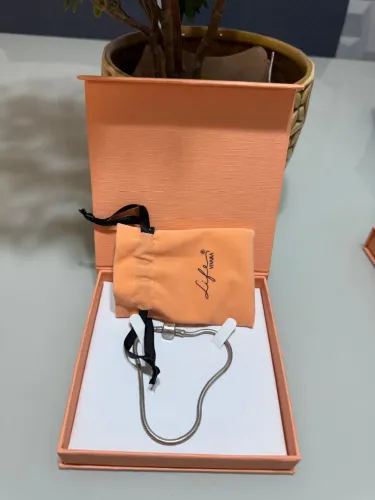 Pulseira Life Vivara Prata,vai com a caixinha e saquinho para guardar! Tamanho 22