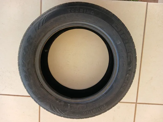 Vende pneu usado aro 14 um Goodyear e outro continental