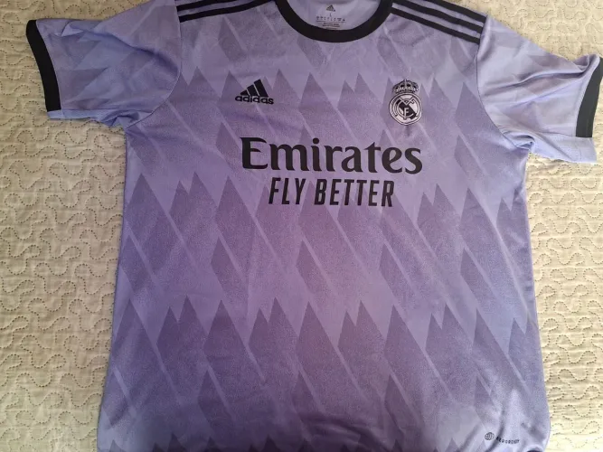 Camisa do Real Madrid reserva 2022/23 roxa 1° linha